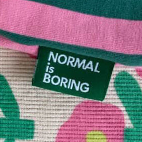 Label 'Normal is boring groen'