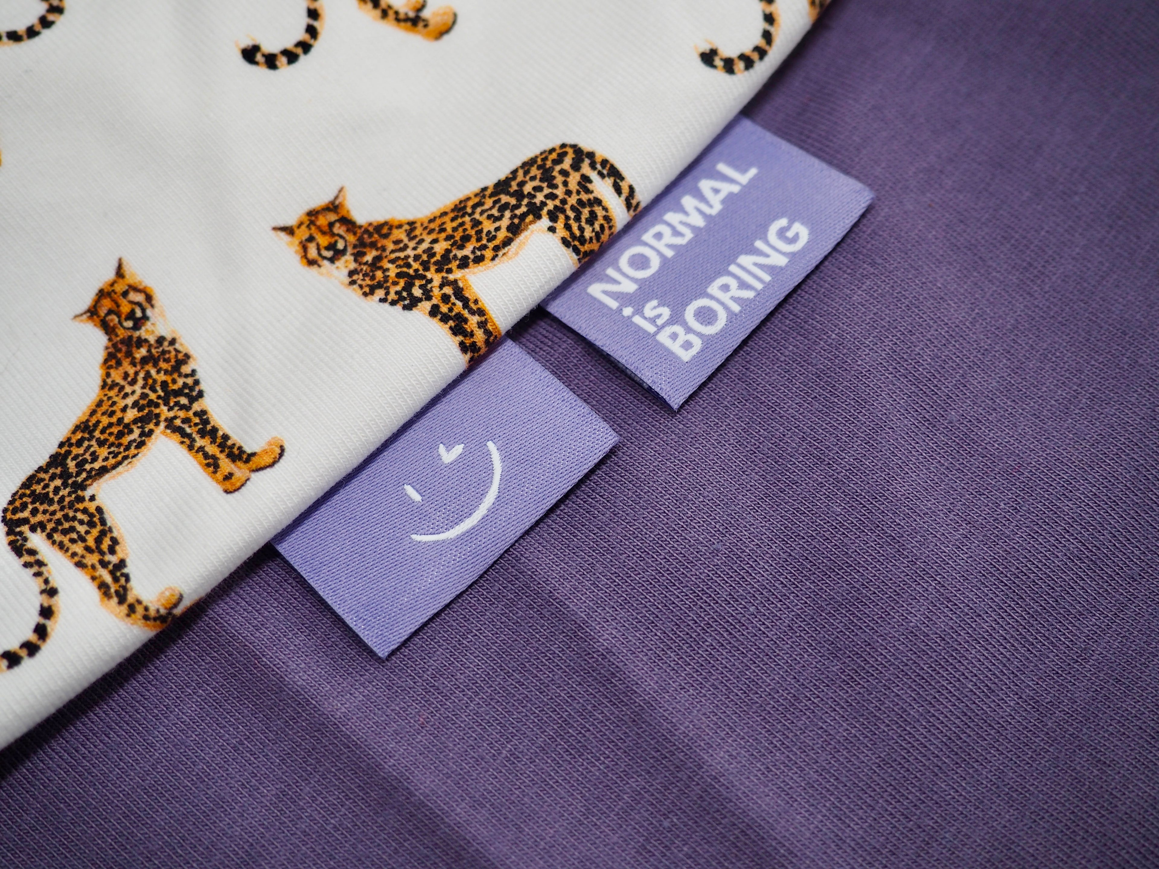 Label 'Normal is boring lila'