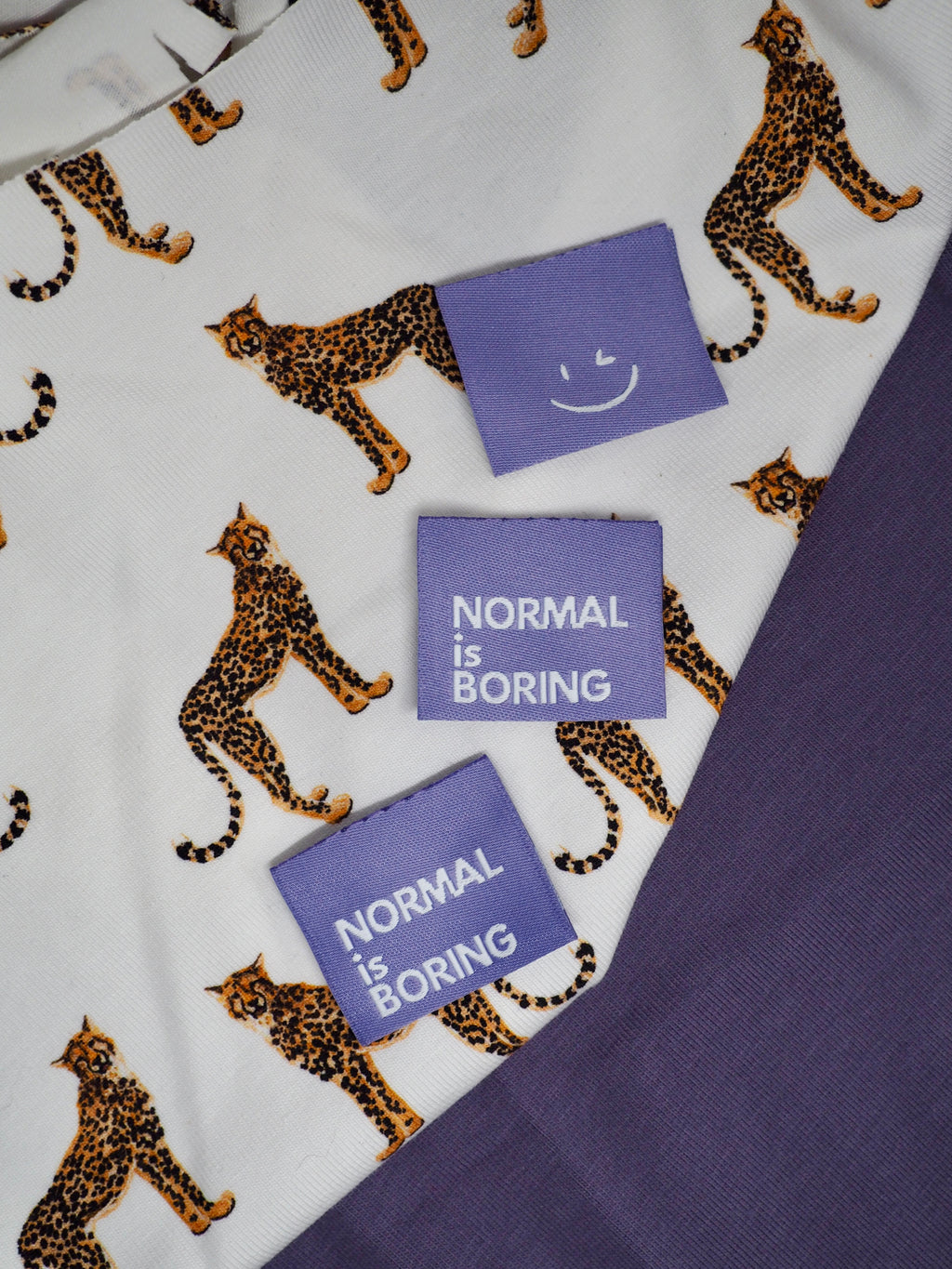 Label 'Normal is boring lila'