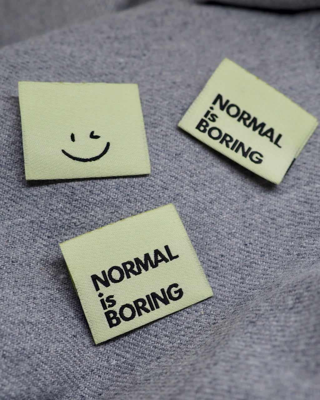 Label 'Normal is boring licht groen'