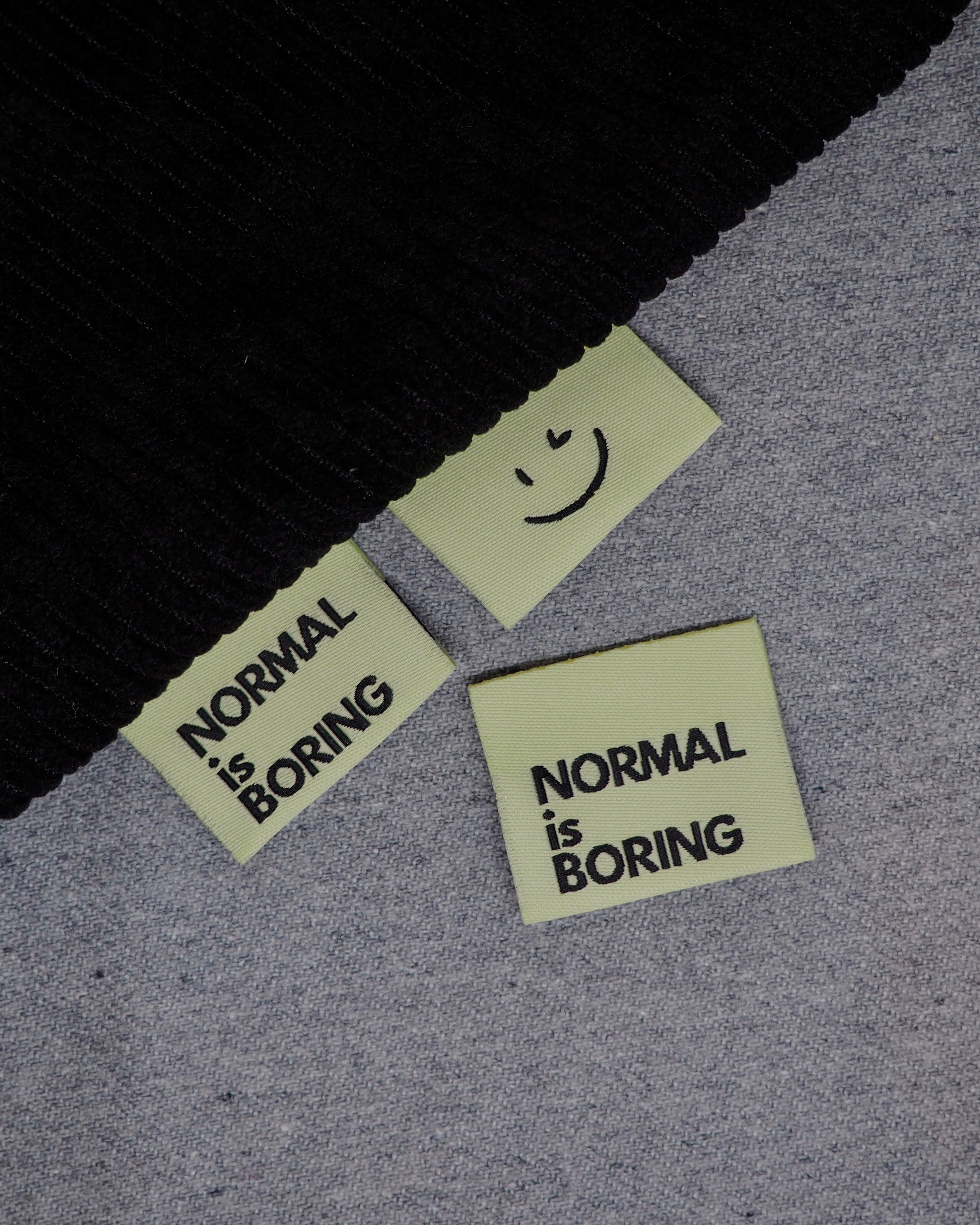 Label 'Normal is boring licht groen'