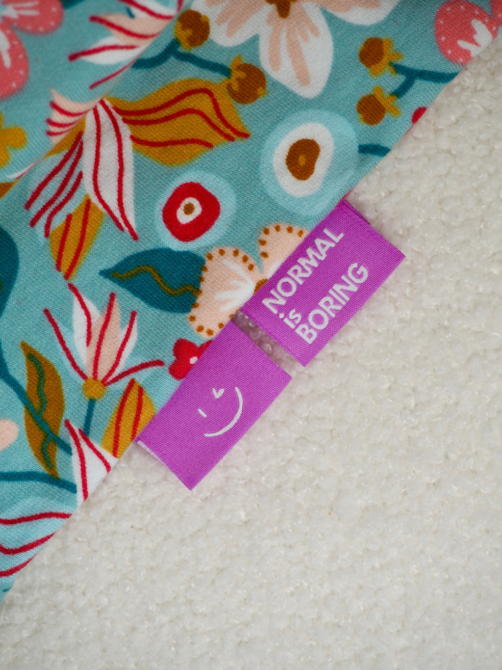 Label 'Normal is boring paars'