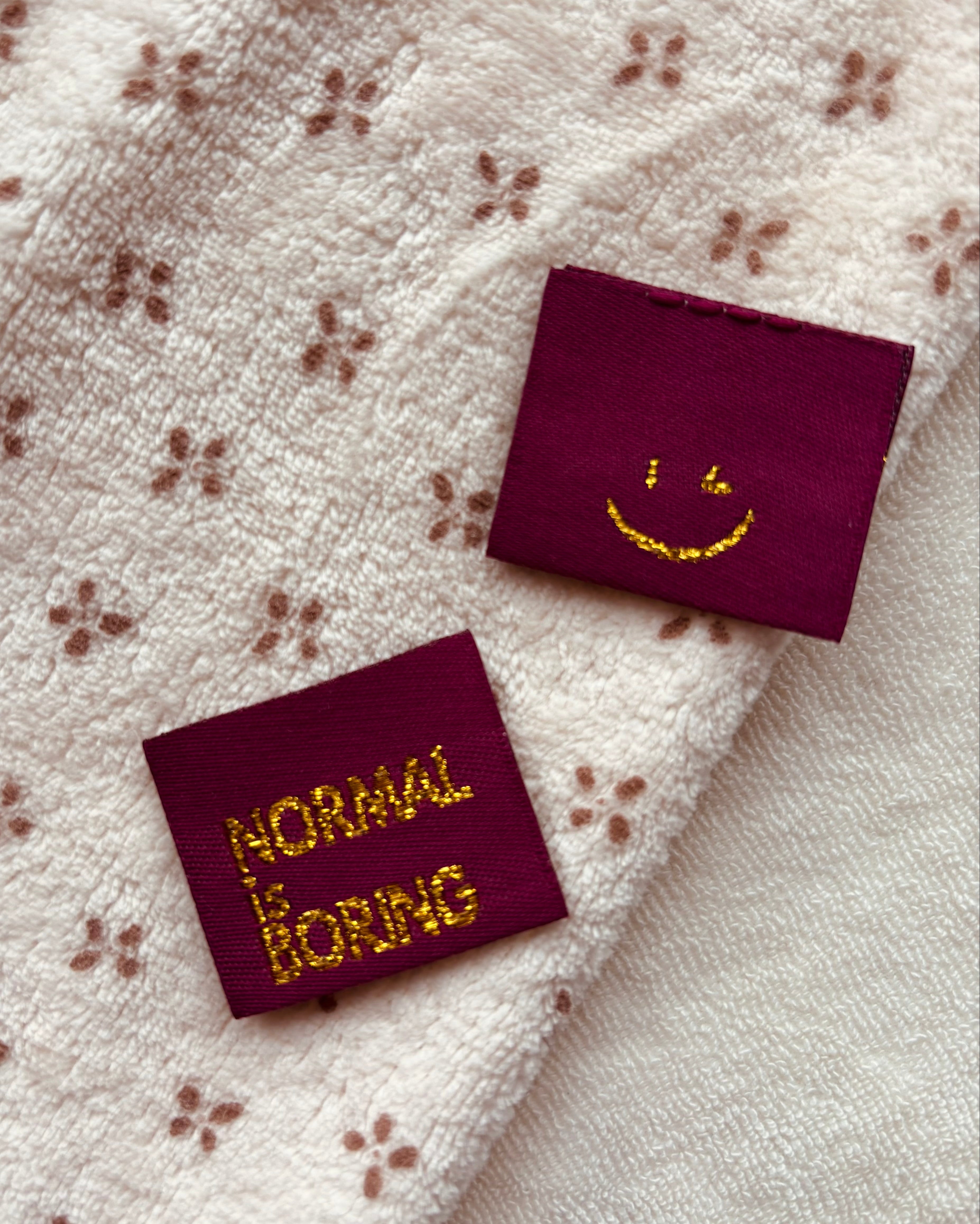 Naailabel Sewnique normal is boring bordeaux