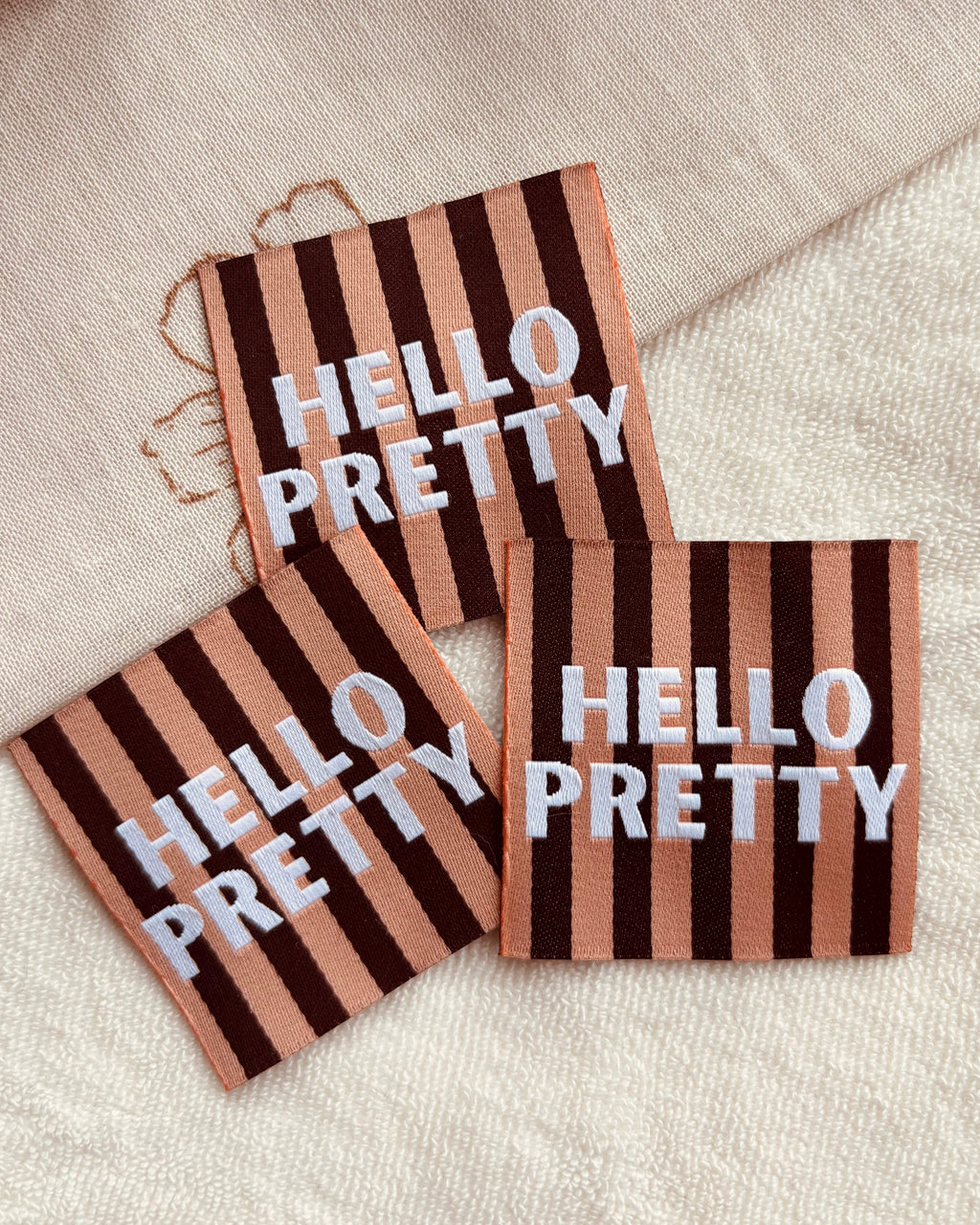 Sewnique unfolded naailabel Hello Pretty